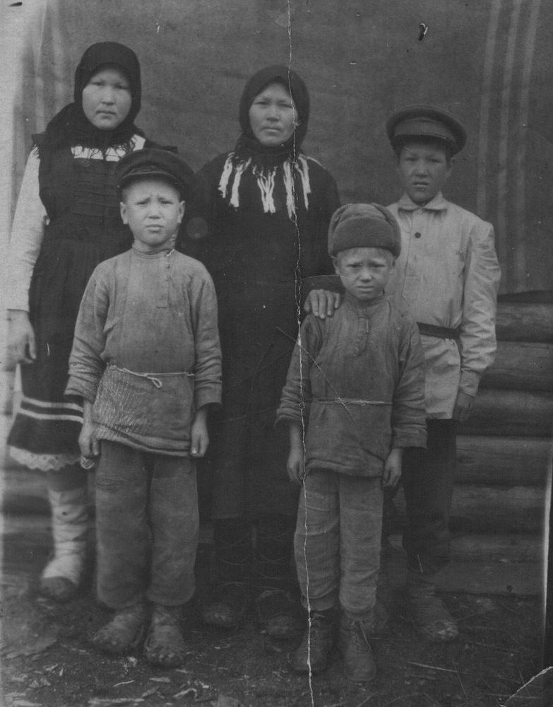 Мария Михайловна с детьми Верой, Варламом,  Мишей, Геной в день  похорон дочери Таюк 25 сентября 1943 года.jpg